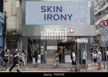 Isola di Hong Kong, Hong Kong. 24 Ago, 2018. I pedoni visto camminare davanti a un orologiaio svizzero marca Swatch store di Causeway Bay, Hong Kong. Credito: Miguel Candela/SOPA Immagini/ZUMA filo/Alamy Live News Foto Stock