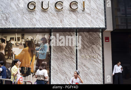 Isola di Hong Kong, Hong Kong. 24 Ago, 2018. Pedoni veduto camminare da un lusso moda abbigliamento di marca negozio di Gucci in Causeway Bay Hong Kong. Credito: Miguel Candela/SOPA Immagini/ZUMA filo/Alamy Live News Foto Stock