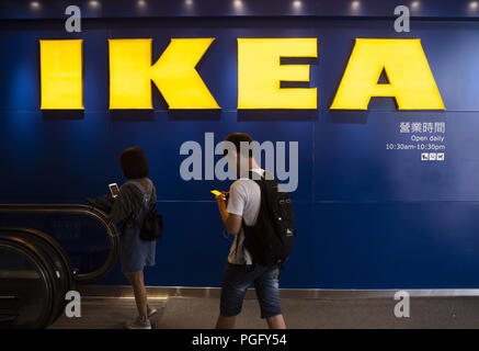 Isola di Hong Kong, Hong Kong. 24 Ago, 2018. Persone visto entrare in svedese mobili Ikea company store di Causeway Bay, Hong Kong. Credito: Miguel Candela/SOPA Immagini/ZUMA filo/Alamy Live News Foto Stock