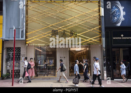 Isola di Hong Kong, Hong Kong. 24 Ago, 2018. I pedoni visto camminare davanti a un negozio Gioielli Chow Tai Fook in Causeway Bay Hong Kong. Credito: Miguel Candela/SOPA Immagini/ZUMA filo/Alamy Live News Foto Stock