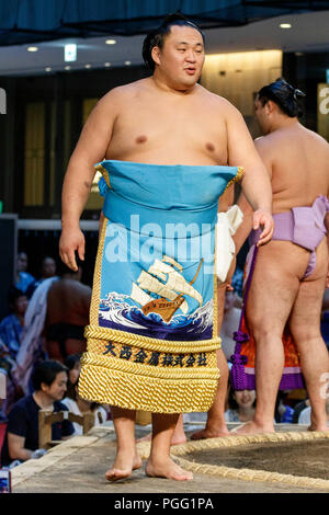 Tokyo, Giappone. 26 Ago, 2018. Lottatore di Sumo Tamawashi partecipa in una speciale Grandi Campionati di Sumo ''Hakkiyoi KITTE'' tenuto presso il Tokyo KITTE complesso commerciale situato di fronte alla stazione di Tokyo il 26 agosto 2018, Tokyo, Giappone. Ogni anno lottatori di sumo prendere parte a un torneo speciale di fronte alla stazione di Tokyo per promuovere la cultura del sumo wrestling. (Foto di Rodrigo Reyes Marin/AFLO) Credito: Aflo Co. Ltd./Alamy Live News Foto Stock