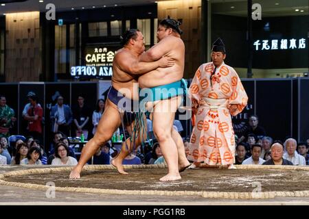 Tokyo, Giappone. 26 Ago, 2018. Lottatori di Sumo partecipare ad una speciale Grandi Campionati di Sumo ''Hakkiyoi KITTE'' tenuto presso il Tokyo KITTE complesso commerciale situato di fronte alla stazione di Tokyo il 26 agosto 2018, Tokyo, Giappone. Ogni anno lottatori di sumo prendere parte a un torneo speciale di fronte alla stazione di Tokyo per promuovere la cultura del sumo wrestling. (Foto di Rodrigo Reyes Marin/AFLO) Credito: Aflo Co. Ltd./Alamy Live News Foto Stock