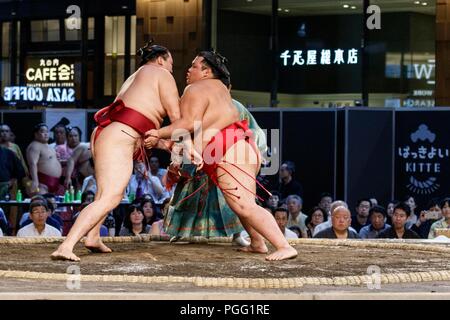 Tokyo, Giappone. 26 Ago, 2018. Lottatori di Sumo partecipare ad una speciale Grandi Campionati di Sumo ''Hakkiyoi KITTE'' tenuto presso il Tokyo KITTE complesso commerciale situato di fronte alla stazione di Tokyo il 26 agosto 2018, Tokyo, Giappone. Ogni anno lottatori di sumo prendere parte a un torneo speciale di fronte alla stazione di Tokyo per promuovere la cultura del sumo wrestling. (Foto di Rodrigo Reyes Marin/AFLO) Credito: Aflo Co. Ltd./Alamy Live News Foto Stock