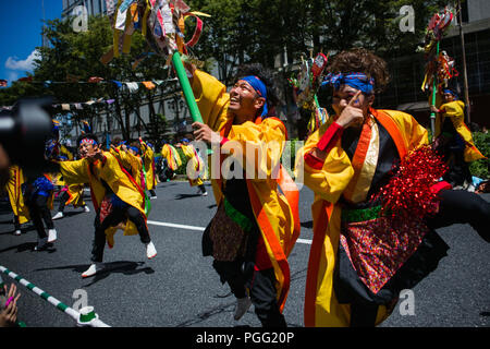 Nagoya, Aichi, Giappone. 26 Ago, 2018. La danza partecipanti visto eseguendo sulla strada di Nagoya.Nippon Domannaka Festival in Nagoya, Aichi. Uno dei più grandi festival di danza in Giappone. Il festival ha avuto 210 squadre di danza con 23.000 artisti da all'interno e al di fuori del Giappone e circa 2 milioni di telespettatori. Credito: Takahiro Yoshida SOPA/images/ZUMA filo/Alamy Live News Foto Stock