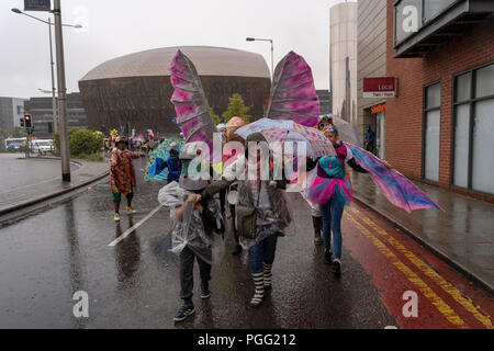 Cardiff, Galles, Agosto 26, 2018: comunità locali partecipano al annua lButetown sfilata di Carnevale 2018 nella Baia di Cardiff, Galles Il 25 agosto 2018. Credito: Daniel Damaschin/Alamy Live News Foto Stock