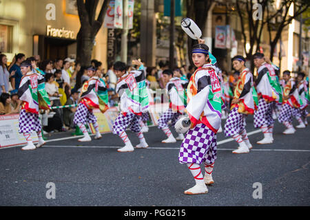 Nagoya, Aichi, Giappone. 26 Ago, 2018. La danza partecipanti visto eseguendo sulla strada di Nagoya.Nippon Domannaka Festival in Nagoya, Aichi. Uno dei più grandi festival di danza in Giappone. Il festival ha avuto 210 squadre di danza con 23.000 artisti da all'interno e al di fuori del Giappone e circa 2 milioni di telespettatori. Credito: Takahiro Yoshida SOPA/images/ZUMA filo/Alamy Live News Foto Stock