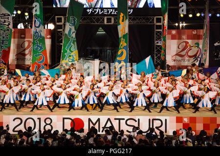 Nagoya, Aichi, Giappone. 26 Ago, 2018. I partecipanti visto esibirsi sul palco principale.Nippon Domannaka Festival in Nagoya, Aichi. Uno dei più grandi festival di danza in Giappone. Il festival ha avuto 210 squadre di danza con 23.000 artisti da all'interno e al di fuori del Giappone e circa 2 milioni di telespettatori. Credito: Takahiro Yoshida SOPA/images/ZUMA filo/Alamy Live News Foto Stock