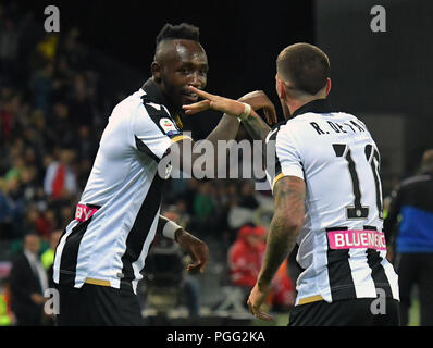 Udine, Italia, 26 agosto 2018. Udinese. giocatori Seko Fofana e Rodrigo de Paul festa dopo un obiettivo durante la partita di calcio tra Udinese e Sampdoria al Dacia Arena. photo Simone Ferraro / Alamy Live News Foto Stock