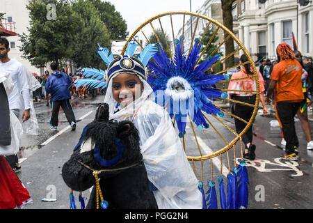 Londra, Regno Unito. 26 ago 2018. Migliaia di frequentare il primo giorno del carnevale di Notting Hill a ovest di Londra il 26 agosto 2018. Quasi un milione di persone sono attese dagli organizzatori regradless del tempo umido la domenica e il lunedì per le strade di West London Notting Hill per celebrare la cultura dei Caraibi al carnevale considerata la più grande manifestazione in strada in Europa, Londra, UK Credit: capitale dell'immagine/Alamy Live News Foto Stock