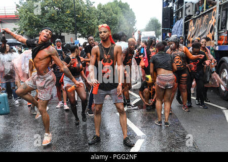 Londra, Regno Unito. 26 ago 2018. Migliaia di frequentare il primo giorno del carnevale di Notting Hill a ovest di Londra il 26 agosto 2018. Quasi un milione di persone sono attese dagli organizzatori regradless del tempo umido la domenica e il lunedì per le strade di West London Notting Hill per celebrare la cultura dei Caraibi al carnevale considerata la più grande manifestazione in strada in Europa, Londra, UK Credit: capitale dell'immagine/Alamy Live News Foto Stock