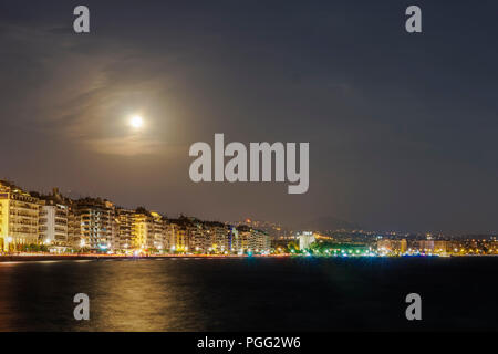 Salonicco, Grecia. 26 ago 2018. Agosto 2018 Full Moon over Salonicco, Grecia waterfront. Luna crescente sulla torre bianca pietra miliare, visto dal porto della città. Credito: bestravelvideo/Alamy Live News Foto Stock