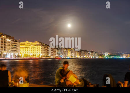 Salonicco, Grecia. 26 ago 2018. Agosto 2018 Full Moon over Salonicco, Grecia waterfront. Luna crescente sulla torre bianca pietra miliare, visto dal porto della città. Credito: bestravelvideo/Alamy Live News Foto Stock