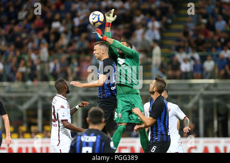 Milano, Italia. 26 Agosto, 2018. Salvatore Sirigu di Torino FC e Ivan Perisic di FC Internazionale in azione durante la serie di una partita di calcio tra FC Internazionale e Torino FC. Foto Stock