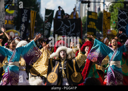 Nagoya, Aichi, Giappone. 26 Ago, 2018. La danza partecipanti visto eseguendo sulla strada di Nagoya.Nippon Domannaka Festival in Nagoya, Aichi. Uno dei più grandi festival di danza in Giappone. Il festival ha avuto 210 squadre di danza con 23.000 artisti da all'interno e al di fuori del Giappone e circa 2 milioni di telespettatori. Credito: Takahiro Yoshida SOPA/images/ZUMA filo/Alamy Live News Foto Stock