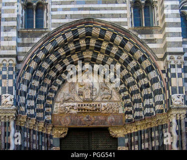 Genova, liguria, Italy. Xvi oct, 2004. Dettaglio dell'entrata archway medievale di Cattolica Romana Genova Cattedrale di St Lawrence (Duomo di Genova e Cattedrale di San Lorenzo). Risalente al XII secolo è una delle destinazioni preferite per i turisti e per i viaggiatori. Credito: Arnold Drapkin/ZUMA filo/Alamy Live News Foto Stock