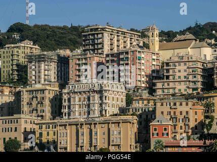 Genova, liguria, Italy. Xvi oct, 2004. Aree residenziali di porto storico di Genova, uno dei più grandi porti del Mediterraneo. Genova è una destinazione preferita per i turisti e per i viaggiatori. Credito: Arnold Drapkin/ZUMA filo/Alamy Live News Foto Stock