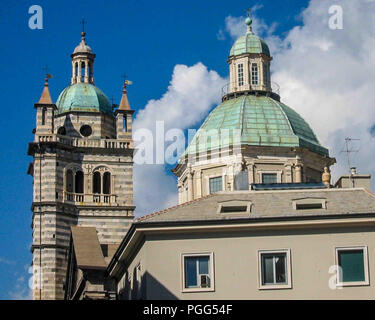 Genova, liguria, Italy. Xvi oct, 2004. La cupola e il campanile medievale della Cattolica Romana Genova Cattedrale di St Lawrence (Duomo di Genova e Cattedrale di San Lorenzo) risalente al XVI secolo è una delle destinazioni preferite per i turisti e per i viaggiatori. Credito: Arnold Drapkin/ZUMA filo/Alamy Live News Foto Stock