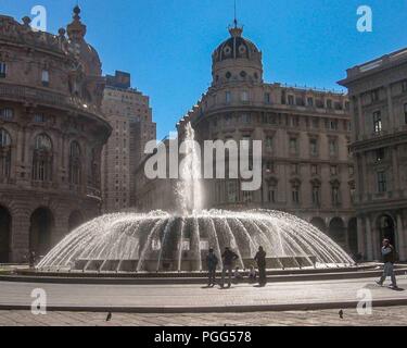 Genova, liguria, Italy. Xvi oct, 2004. Rinomato per la sua fontana, Piazza De Ferrari è la piazza principale di Genova. Nel cuore della città tra il suo storico e moderno centro di questo quartiere è il centro finanziario e commerciale di Genova, una destinazione preferita per i turisti e per i viaggiatori. Credito: Arnold Drapkin/ZUMA filo/Alamy Live News Foto Stock