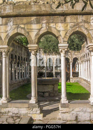 Genova, liguria, Italy. Xvi oct, 2004. Il primo gotico del XII secolo i Chiostri di Sant'Andrea, gli unici resti di San Andrea dell Porta Monastero a Genova, Italia. Genova è una destinazione preferita per i turisti e per i viaggiatori. Credito: Arnold Drapkin/ZUMA filo/Alamy Live News Foto Stock