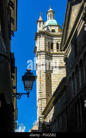 Genova, liguria, Italy. Xvi oct, 2004. Il campanile medievale della Cattolica Romana Genova Cattedrale di St Lawrence (Duomo di Genova e Cattedrale di San Lorenzo) risalente al XVI secolo è una delle destinazioni preferite per i turisti e per i viaggiatori. Credito: Arnold Drapkin/ZUMA filo/Alamy Live News Foto Stock