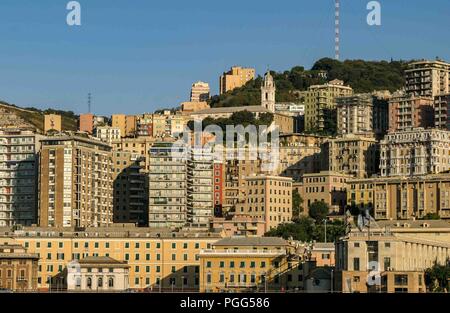 Genova, liguria, Italy. Xvi oct, 2004. Aree residenziali di porto storico di Genova, uno dei più grandi porti del Mediterraneo. Genova è una destinazione preferita per i turisti e per i viaggiatori. Credito: Arnold Drapkin/ZUMA filo/Alamy Live News Foto Stock