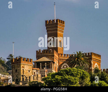 Genova, liguria, Italy. Xvi oct, 2004. D'Albertis Castello (Castello d'Albertis), la storica residenza di un capitano di mare a Genova, Italia, è attualmente il Museo delle Culture del Mondo (Museo delle Culture del Mondo). Genova è una destinazione preferita per i turisti e per i viaggiatori. Credito: Arnold Drapkin/ZUMA filo/Alamy Live News Foto Stock