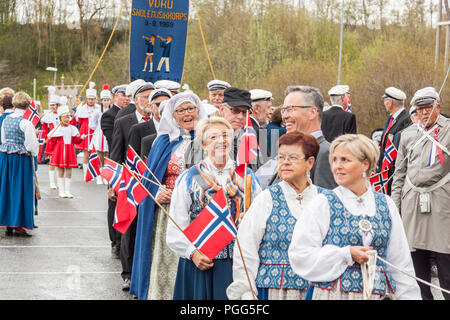 VERDAL, Norvegia - 17 Maggio 2017: giornata nazionale in Norvegia. I norvegesi al tradizionale celebrazione e corteo in maggio 17, 2017 in Verdal. Persone su parde essere Foto Stock