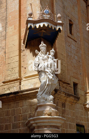 Statua della Vergine Maria con il bambino. Mdina, Malta. Foto Stock