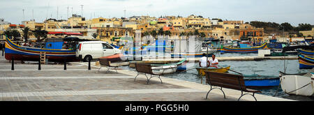 MALTA-24 settembre: vista del porto di Marsaxlokk,con le barche e i pescatori non identificato,Marsaxlokk,Malta,su settembre 24,2010. Foto Stock