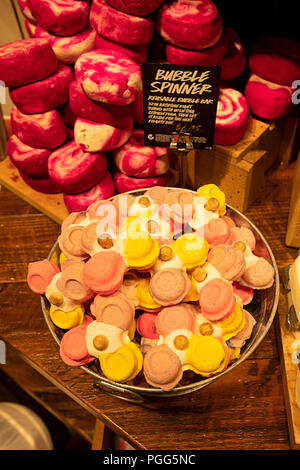 BUBBLE SPINNER. Colorato saponi fatti a forma di ogiva agitano: per la vendita in lussureggianti e un negozio di cosmetici sulla East 14th Street a Manhattan NYC. Foto Stock