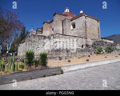 Chiesa di San Pedro in città di Mitla e strada di ciottoli in corrispondenza importante sito archeologico di zapoteco cultura in Oaxaca, Messico paesaggi, cielo blu chiaro nel 2018 Foto Stock