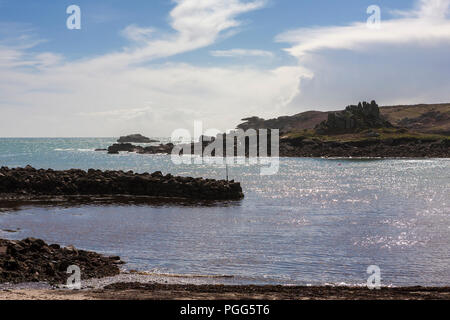 Old Town Bay, pulpito di roccia Peninnis sulla testa e Carn Lêh, St. Mary's, isole Scilly, REGNO UNITO Foto Stock