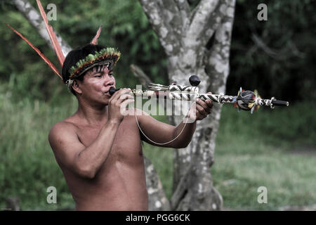 Bora tribesman con soffio dart nella foresta amazzonica del Perù Foto Stock