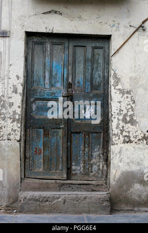 Vecchia porta in legno per l'edificio in cemento Foto Stock