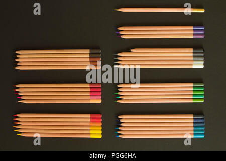Colori sorprendenti matite impostato sulla lavagna per la scuola Foto Stock