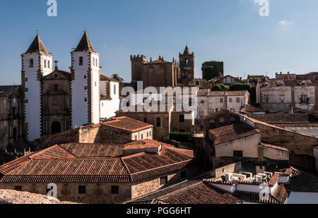 Caceres, Spagna - 13 luglio 2018: vista panoramica della Città Vecchia, Santa Maria la cattedrale, stile romantico di transizione al gotico e con alcuni Rinascimento Foto Stock