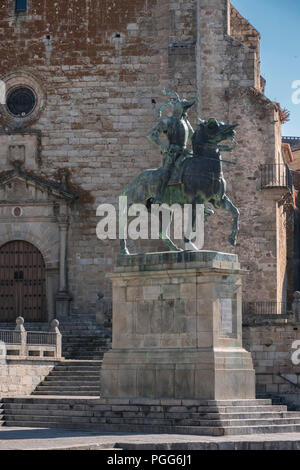 Trujillo, Spagna - Luglio 14, 2018: la statua equestre del conquistador Francisco Pizarro, lavoro di scultore americano Charles Cary Rumsey, Locat Foto Stock