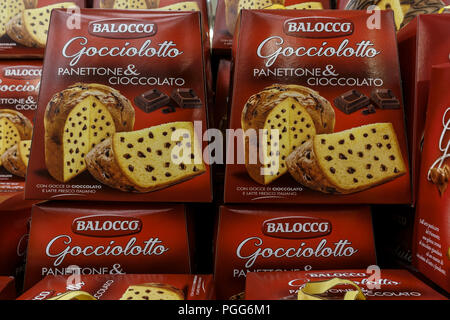 Scatolato di Panettone al cioccolato, italiano tradizionale Natale frutta dolce pagnotta di pane da Italia da Balocco; sul diplay in un negozio. Foto Stock