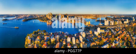 Sydney Harbour rive in vista del CBD di Città di punti di riferimento e il Ponte del Porto la connessione a North Shore con Kirribilli sobborgo residenziale intorno al conflitto Foto Stock