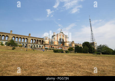 Vista di bruciato erba arida in Alexandra Palace parco nella zona nord di Londra come ondata di caldo continua nel Regno Unito. Secondo il Met Office temperatura è prevista raggiungere 37 gradi celsius in alcune parti del paese, rendendo luglio il mese più caldo da quando sono iniziate le registrazioni. Dotato di: atmosfera, vista in cui: Londra, Regno Unito quando: 26 lug 2018 Credit: Dinendra Haria/WENN Foto Stock