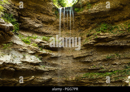 Cascata misteriosa nel profondo della foresta Foto Stock