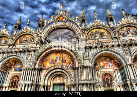 Città di Venezia. Vista artistico dell'Esterno facciata occidentale di la Basilica di San Marco. Foto Stock