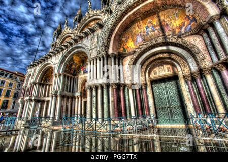 Città di Venezia. Vista artistico dell'Esterno facciata occidentale di la Basilica di San Marco. Foto Stock
