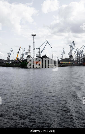 Visione industriale. Gru di lavoro nel porto, il carico nel porto Molo presso il caricamento di carbone. Il caricatore e i nastri trasportatori per il trasporto di carbone. Foto Stock