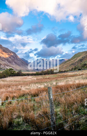 Vista di Nant Ffrancon Pass presso il Parco Nazionale Snowdonia,con il monte Tryfan in background, Gwynedd, Wales, Regno Unito. Foto Stock