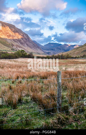 Vista di Nant Ffrancon Pass presso il Parco Nazionale Snowdonia,con il monte Tryfan in background, Gwynedd, Wales, Regno Unito. Foto Stock