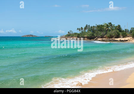 La spiaggia e la costa rocciosa di oceano atlantico lungo la costa a nord di puerto rico al di fuori di Arecibo Foto Stock