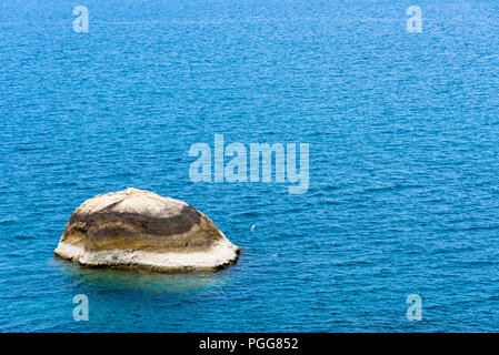 Splendido paesaggio naturale della roccia e il blu del mare al litorale Hin Ta Hin Yai scenic view è un simbolo di famose destinazioni turistiche di K Foto Stock