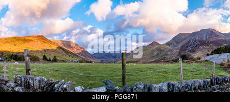 Vista di Nant Ffrancon Pass presso il Parco Nazionale Snowdonia,con il monte Tryfan in background, Gwynedd, Wales, Regno Unito. Foto Stock