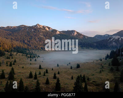 Early Morning mist a Veliki Lubenovac, Velebit Settentrionale, Croazia Foto Stock